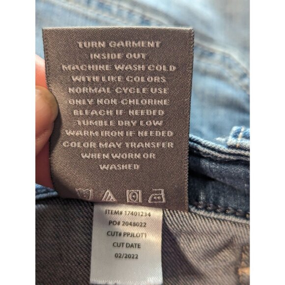 Torrid "Feel the Fit" Blue Denim Shorts Square Snap Pockets 4 1/2" Inseam Sz 16 - Picture 7 of 8